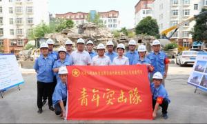 集團(tuán)公司團(tuán)委為洛陽市濱河新村改造項(xiàng)目青年突擊隊(duì)授旗！
